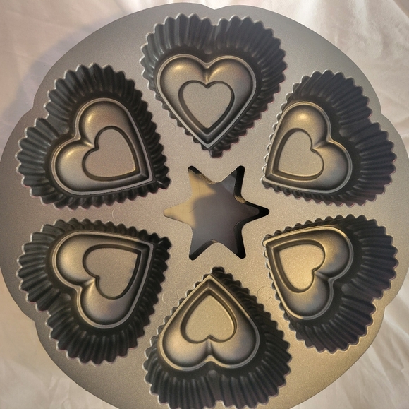 Wilton Dimensions 6 Mini Heart Cake Pan Bakeware Cast Heavy Aluminum- SET OF 2 - Picture 5 of 13